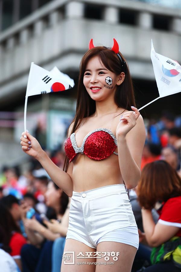 太豪放！韩国美女球迷当众脱衣露沟 抹胸+热裤活跃气氛（组图） - 6