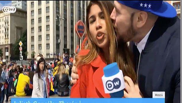 镜报：德国电视台女主播户外直播时遭男球迷强吻和咸猪手