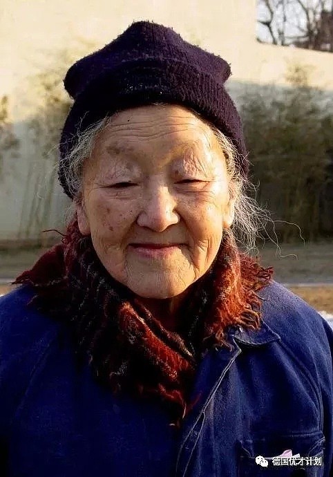 一位扫过厕所的中国老人悄然离世，然而她的背景实在太吓人！她才是中国真正的贵族！代表了真正的国家精神！（组图） - 1