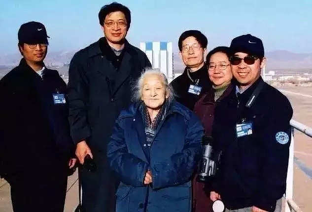 一位扫过厕所的中国老人悄然离世，然而她的背景实在太吓人！她才是中国真正的贵族！代表了真正的国家精神！（组图） - 28