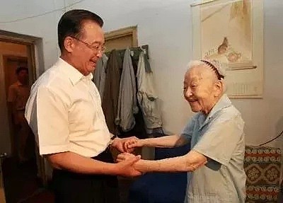 一位扫过厕所的中国老人悄然离世，然而她的背景实在太吓人！她才是中国真正的贵族！代表了真正的国家精神！（组图） - 29
