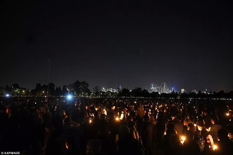 这一天，全澳各地数万人都在为这个女孩默哀！蜡烛驱散了黑暗，愿她在天堂快乐，不再悲伤！ - 2