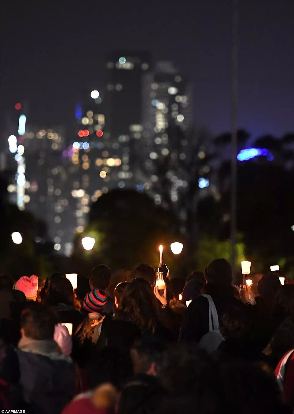 这一天，全澳各地数万人都在为这个女孩默哀！蜡烛驱散了黑暗，愿她在天堂快乐，不再悲伤！ - 7