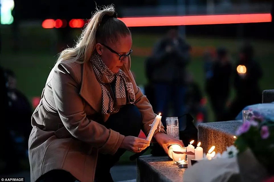 这一天，全澳各地数万人都在为这个女孩默哀！蜡烛驱散了黑暗，愿她在天堂快乐，不再悲伤！ - 11