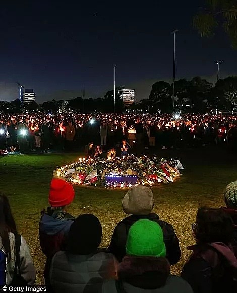 这一天，全澳各地数万人都在为这个女孩默哀！蜡烛驱散了黑暗，愿她在天堂快乐，不再悲伤！ - 18