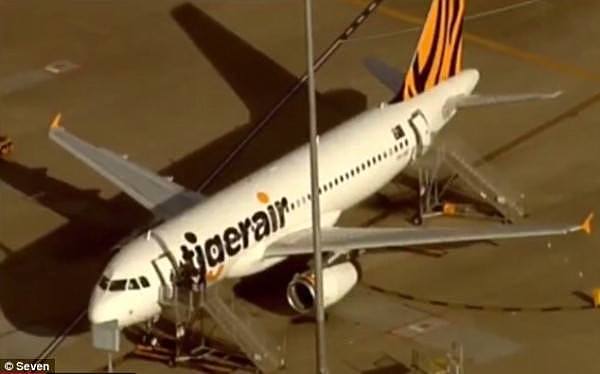 突发！悉尼飞凯恩斯航班疑似着火，虎航客机在布里斯本紧急迫降！（组图） - 4