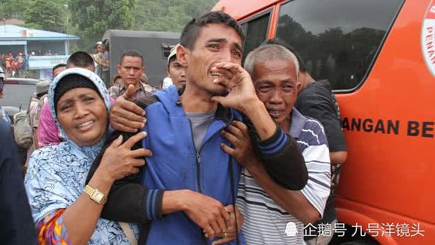 印尼沉船事故200人恐全遇难，绝望的家属聚在岸边悲痛大哭（组图） - 3