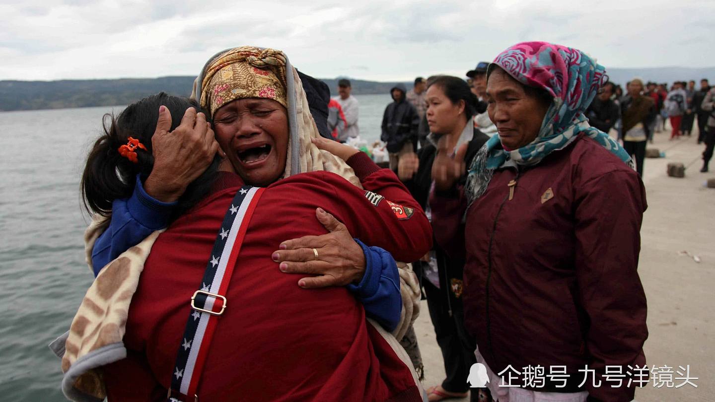 印尼沉船事故200人恐全遇难，绝望的家属聚在岸边悲痛大哭（组图） - 4