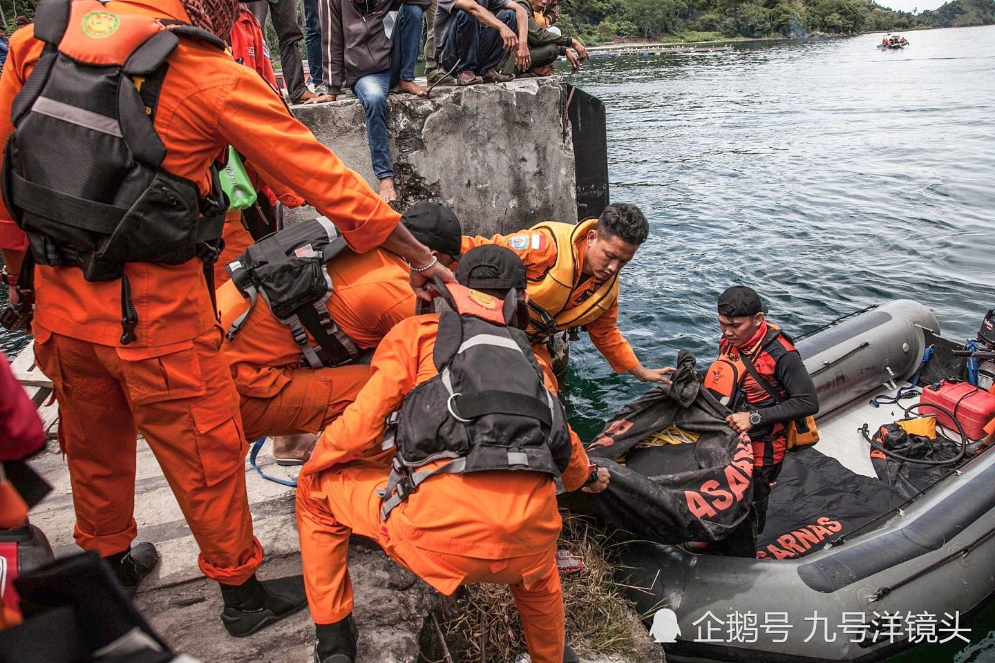 印尼沉船事故200人恐全遇难，绝望的家属聚在岸边悲痛大哭（组图） - 6