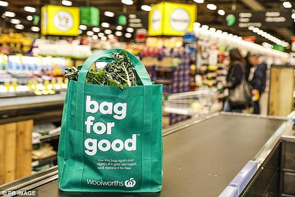 4D843ECA00000578-5874107-Woolworths_is_selling_reusable_green_bags_pictured_for_1_after_t-a-60_1529668972190.jpg,0