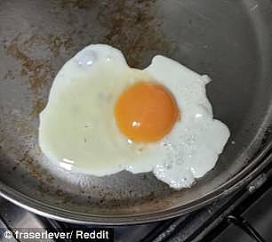 一个蛋敲出“澳洲”！男子煎蛋形似澳洲地图，蛋黄是乌鲁鲁，但网友却发现...（图） - 3