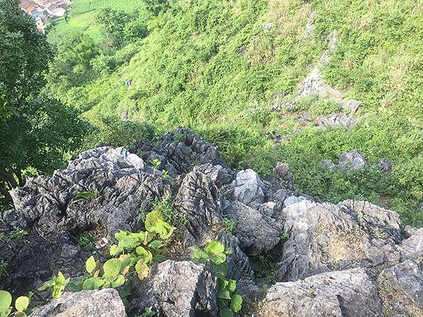 柳州男子杀害两亲生幼女调查：一起买零食上山，数小时后独回