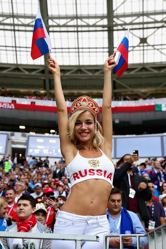 世界杯有几多骚浪贱 ？俄罗斯靓妹狂吻陌生人意乱情迷