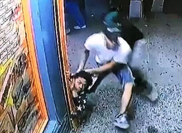 当街砍死! 15岁少年被拖出商店5人乱砍 凶手匿名道歉:认错人了！（组图） - 4