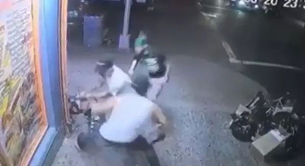 当街砍死! 15岁少年被拖出商店5人乱砍 凶手匿名道歉:认错人了！（组图） - 7