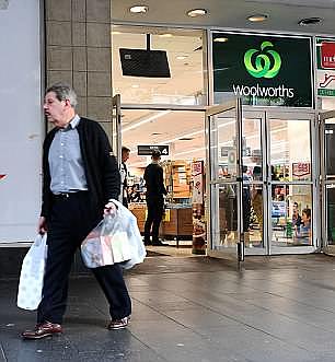 4D81C21F00000578-5883495-Woolworths_became_the_first_major_Australian_supermarket_to_remo-a-60_1529942488030.jpg,0