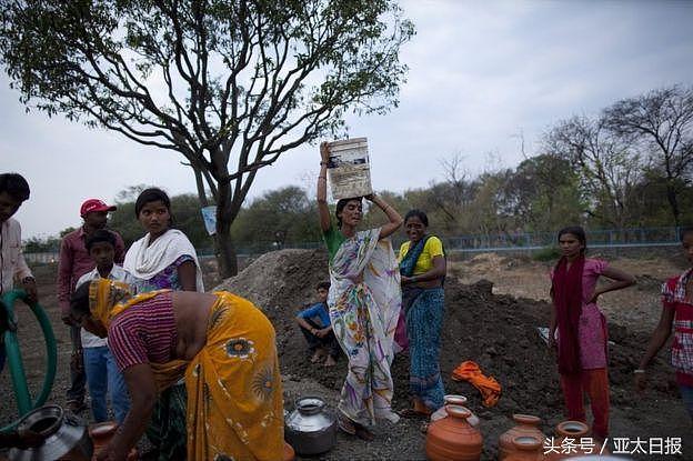 学校禁止冲厕，洗澡成为奢侈：印度面临史上最严重水危机