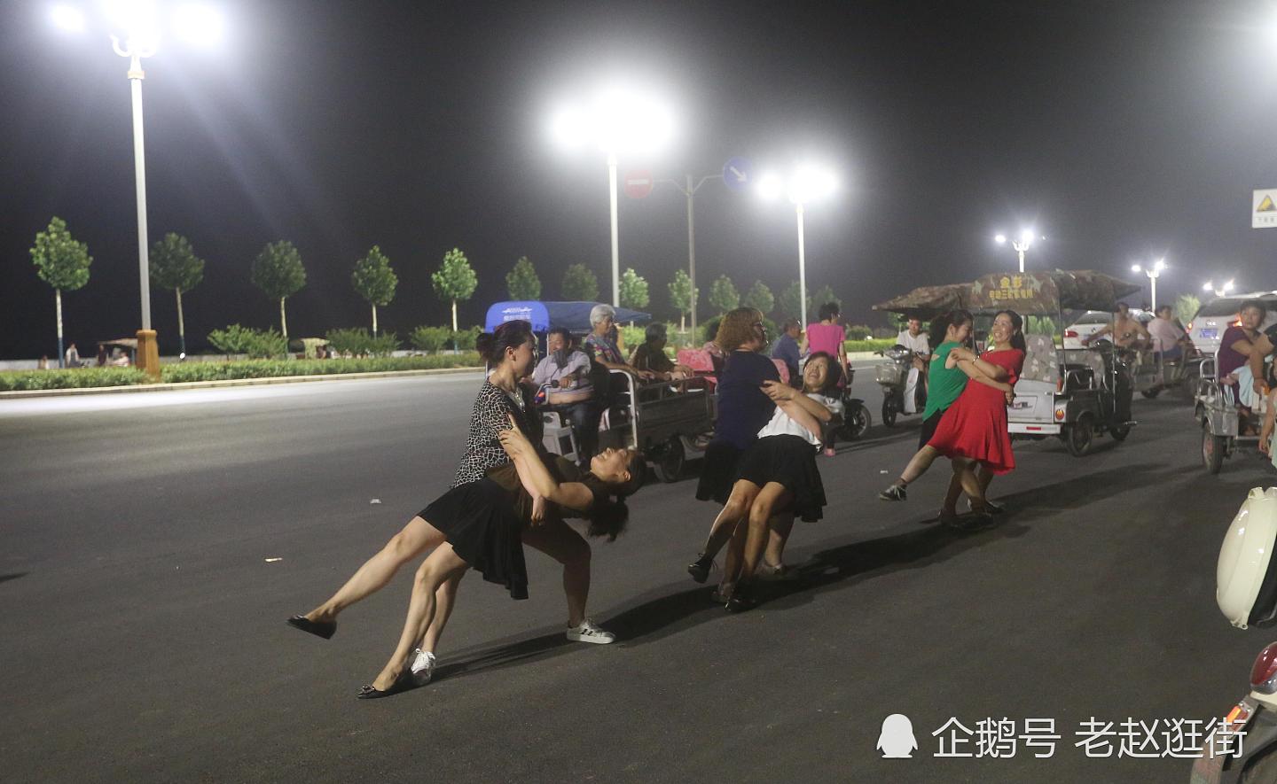 中国大妈三更半夜大马路上炫舞技不惧走光 过路司机纷纷停车（组图） - 5