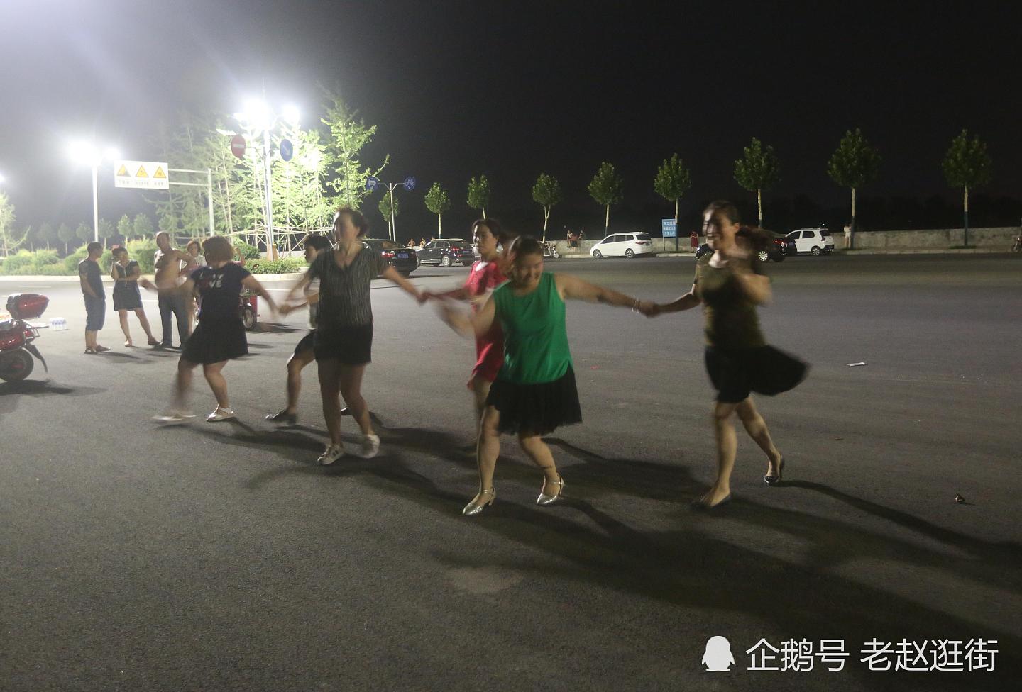 中国大妈三更半夜大马路上炫舞技不惧走光 过路司机纷纷停车（组图） - 6