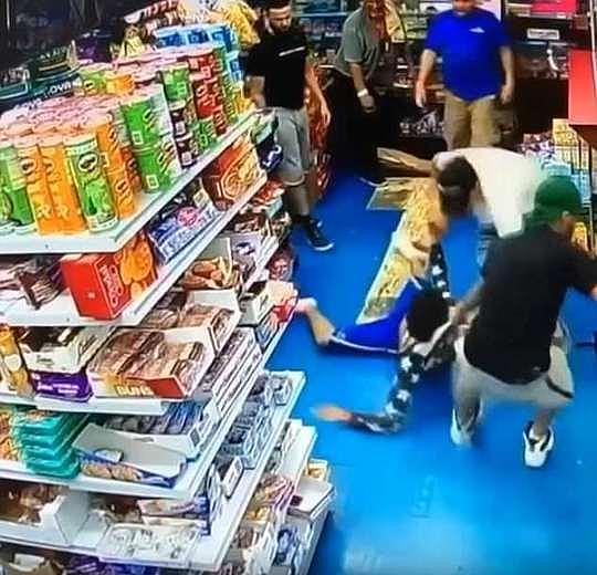15岁少年便利店外被砍死 店员拒绝救助 凶手：认错人