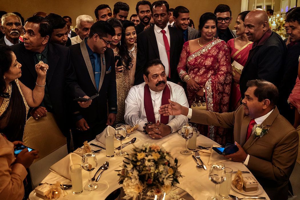 6月，斯里兰卡前总统马欣达·拉贾帕克萨(Mahinda Rajapaksa)在婚礼上处理政务。