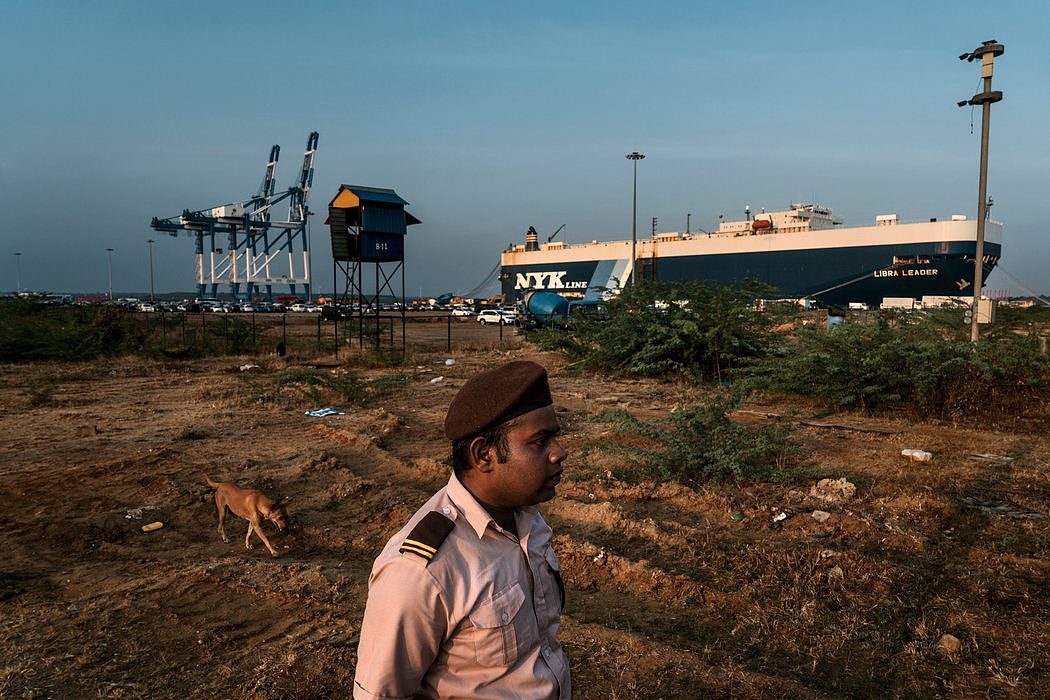 汉班托塔港只获得了斯里兰卡港业务的一小部分，它与首都的主要建筑相比显得黯然失色。