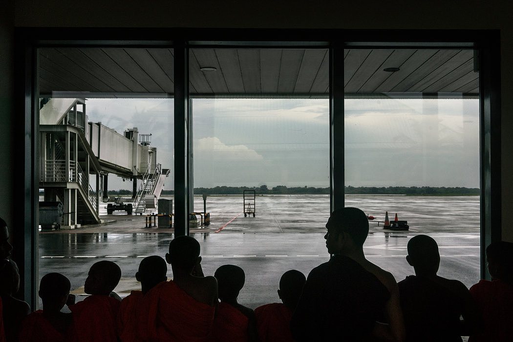 朝圣的僧侣们正在访问位于该国主要机场东南150英里处的马欣达·拉贾帕克萨国际机场，这座机场大多时候是空空荡荡的。