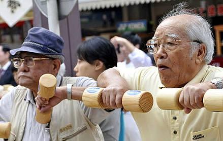 日本人要狂躁了，政府呼吁公司取消退休制度，要打造永不退休社会