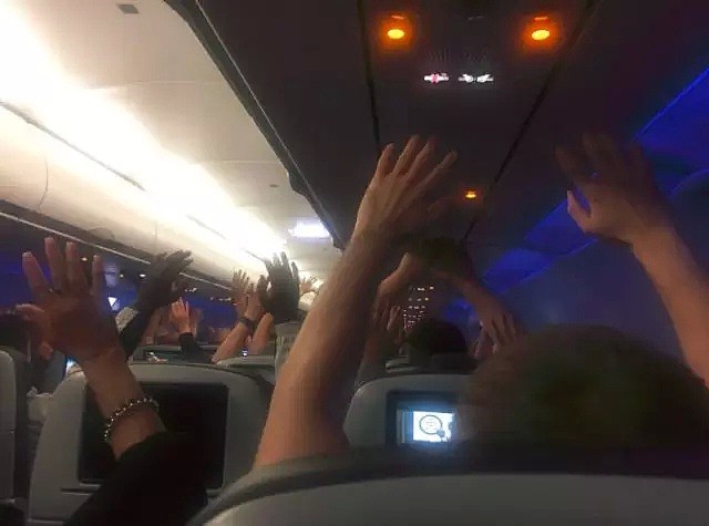 吓尿！美国客机遭劫持？持枪特警冲上飞机 乘客高举双手！结果竟是...（组图/视频） - 10