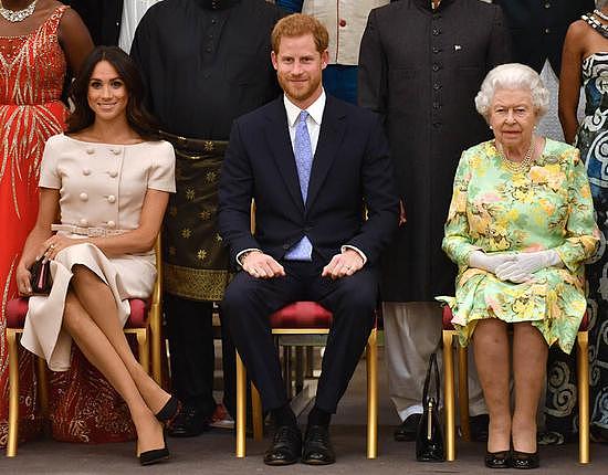 梅根被批坐姿对女王不敬 粉丝：她的腿她自己做主