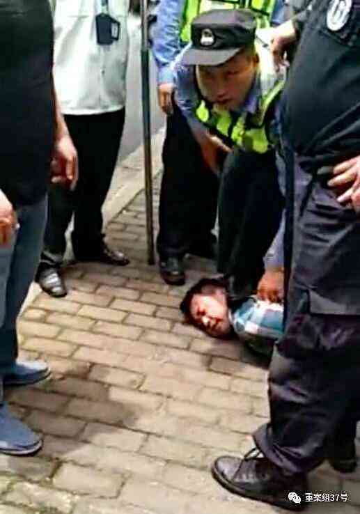 上海一男子砍3学生一家长致2死2伤 嫌犯称因生活无着报复社会（组图） - 1