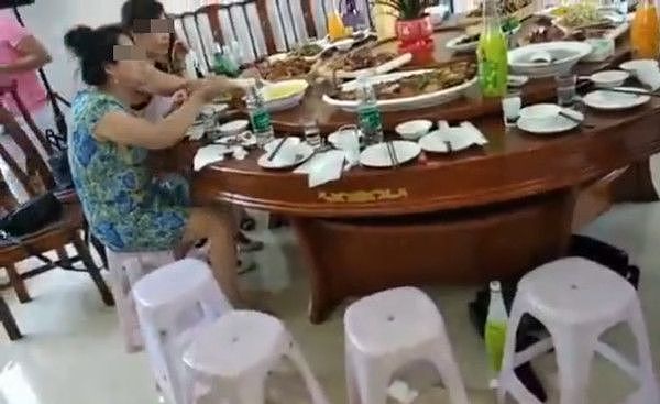 女子同学聚会当场猝死无人施救！38年老同学笑着录影，其他人淡定吃饭（视频/组图） - 3