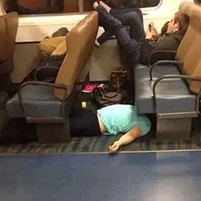 笑疯了！Ins博主在温哥华偷拍乘客不雅睡姿...有些实在辣眼睛！（组图） - 28