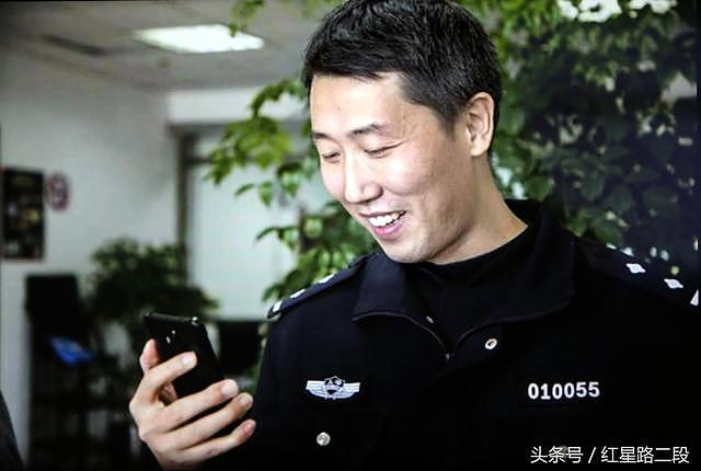 上海警察做“替身”，让痛失爱子的山西妈妈活在“美丽的谎言”里