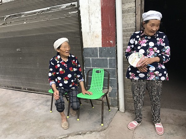 “被我摸摸就能康复”女神医靠摸治病，每天诊600人太累乐意被拘留（组图） - 7