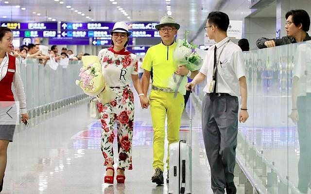 周立波胜诉后回国，与爱妻现身机场，获粉丝送花笑容满面（组图） - 6