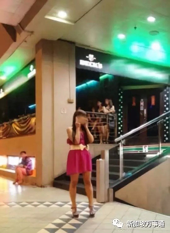 新加坡这一夜店尺度太大，舞女袒胸露乳跳艳舞、厕所里啪啪啪......（组图） - 1