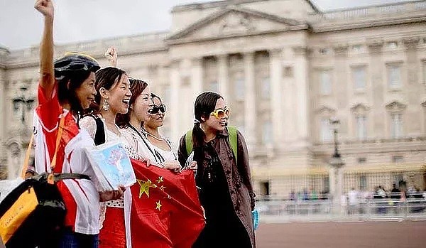 遭遣返！中国辣妹爬上国外清真寺大跳性感热舞！逼停世界著名景点，被逮捕！总领馆发声：麻烦维护点中国游客形象吧！（视频/组图） - 30