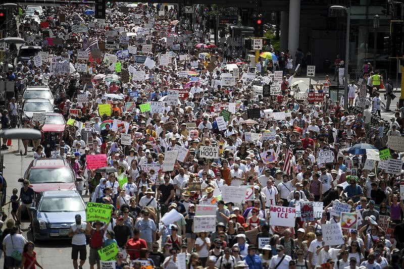 全美爆发700多场示威游行 民众高举标语“特朗普下台”（组图） - 3