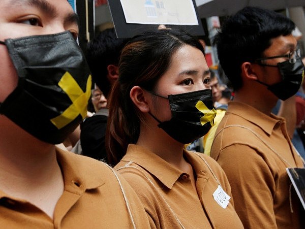 香港七一大游行 民众举香港被英管治时期地区旗帜（组图） - 6