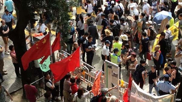香港7月1号大游行，亲北京团体和游行队伍隔空对呛（组图） - 3