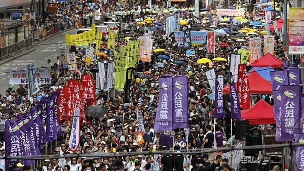 香港7月1号大游行，亲北京团体和游行队伍隔空对呛（组图） - 1