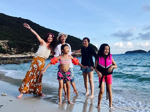 温碧霞和富商老公沙滩戏水，网友：确定她老公不是沙滩老农？