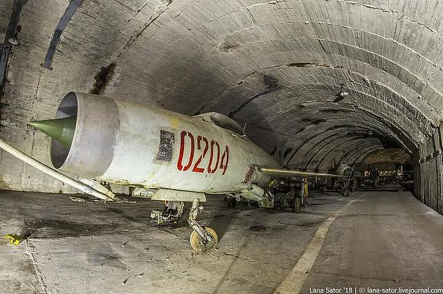 欧洲的地下，藏着一群中国战斗机！熟悉的解放牌卡车赫然在目