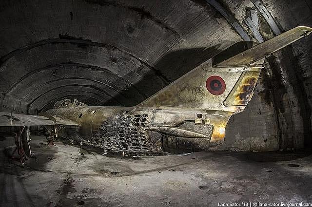 欧洲的地下，藏着一群中国战斗机！熟悉的解放牌卡车赫然在目