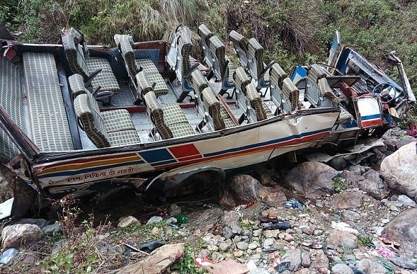 印度巴士坠213米峡谷，车顶被削飞，尸体散落一地，至少48名乘客罹难（图） - 1