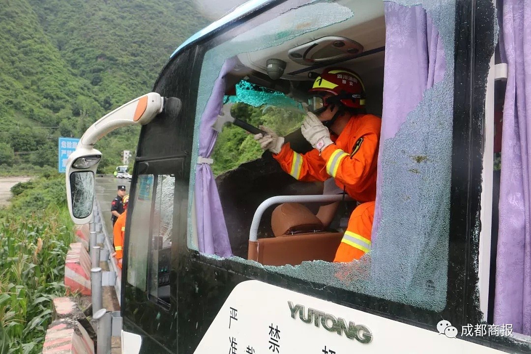 巨石砸中旅游大巴，生死关头，司机做了一个果断而悲壮的决定......（组图） - 7