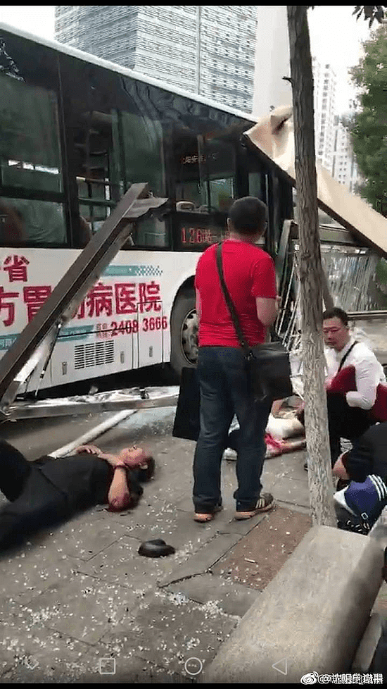 沈阳一公交车冲上站台 造成1人死亡9人受伤