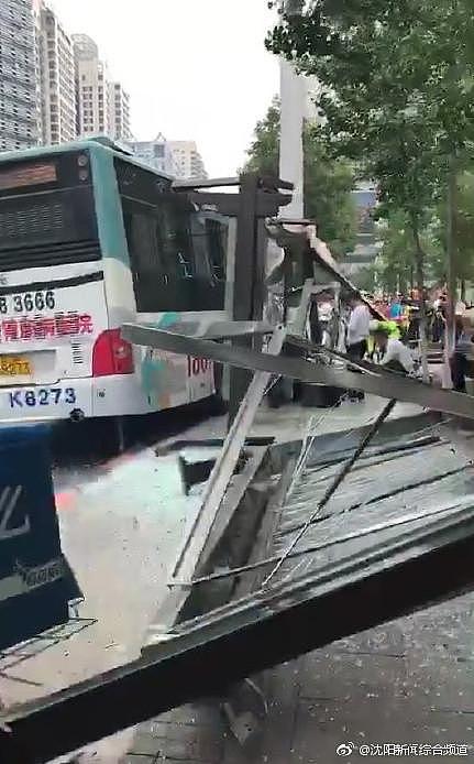 沈阳一公交车冲上站台 造成1人死亡9人受伤