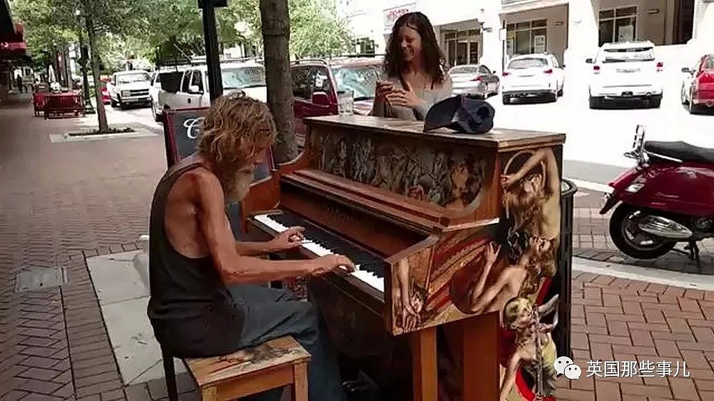 流浪汉在街头弹钢琴迷倒网友，3年过去，他的人生彻底变了！（视频/组图） - 1